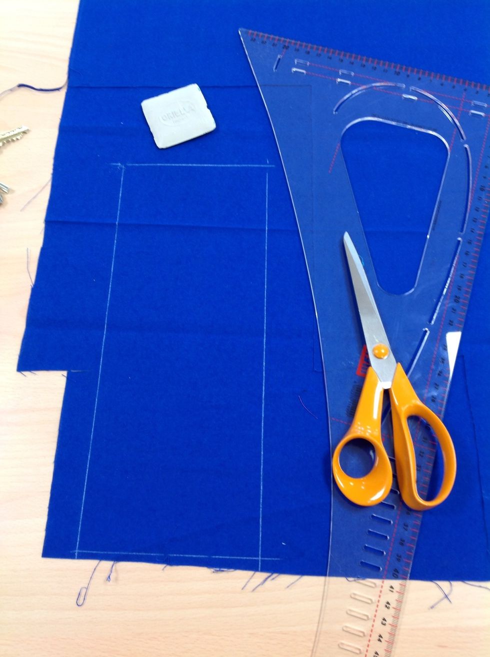 M\u00e4t och klipp ut en tygbit som \u00e4r 12  x 30 cm av bl\u00e5tt tyg.