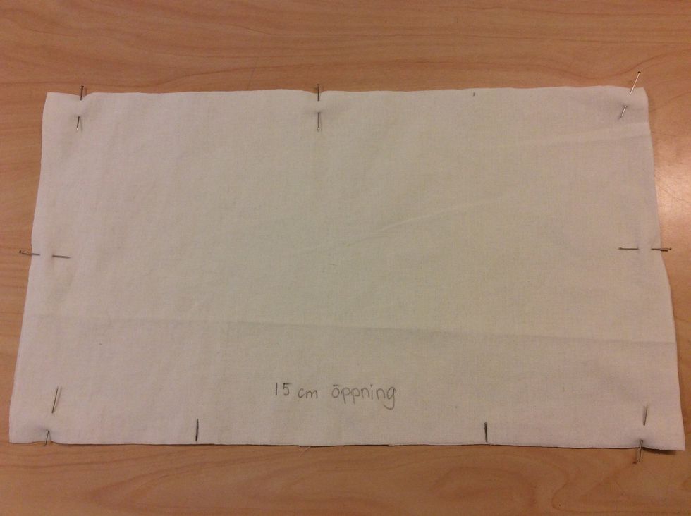 M\u00e4t och rita en \u00f6ppning p\u00e5 15 cm p\u00e5 mitten av en av l\u00e5ngsidorna.
