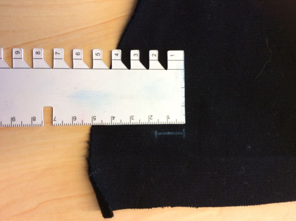 M\u00e4t och rita upp ett knapph\u00e5l som \u00e4r 1,5 cm l\u00e5ngt.