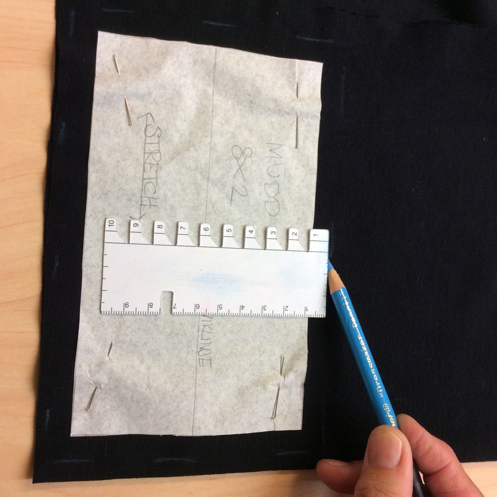 M\u00e4t och rita ut 1 cm s\u00f6msm\u00e5n innan du klipper.