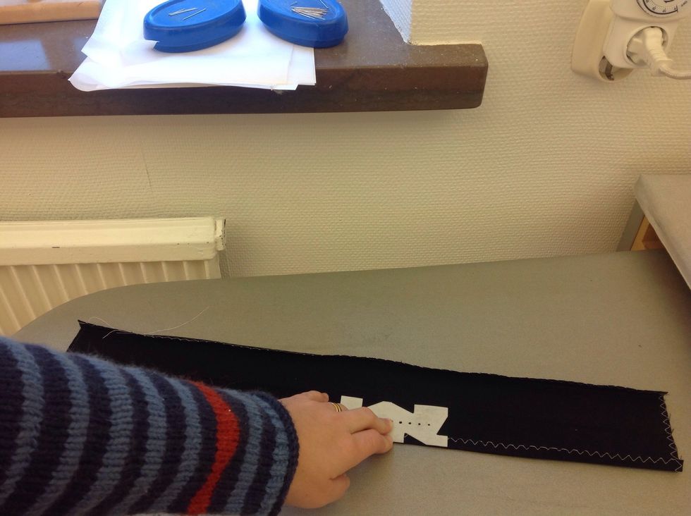 M\u00e4t och vik in l\u00e5ngsidorna p\u00e5 handtagen 1cm, stryk. Vik sedan p\u00e5 mitten, stryk och tv\u00e4rn\u00e5la.