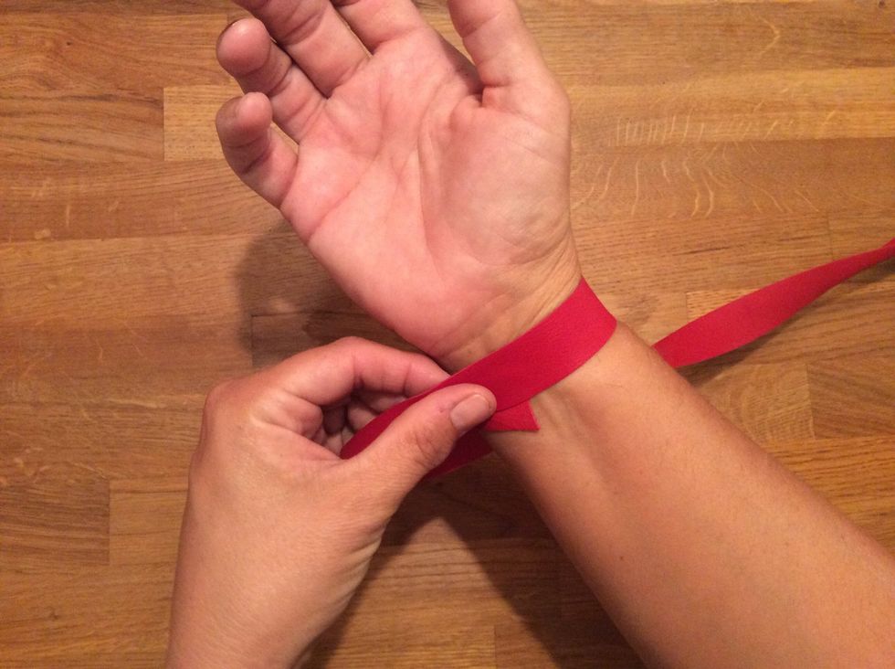 M\u00e4t omkretsen runt handleden och klipp till skinnet exakt i den l\u00e4ngden, INTE mer f\u00f6r d\u00e5 blir ditt armband f\u00f6r stort.