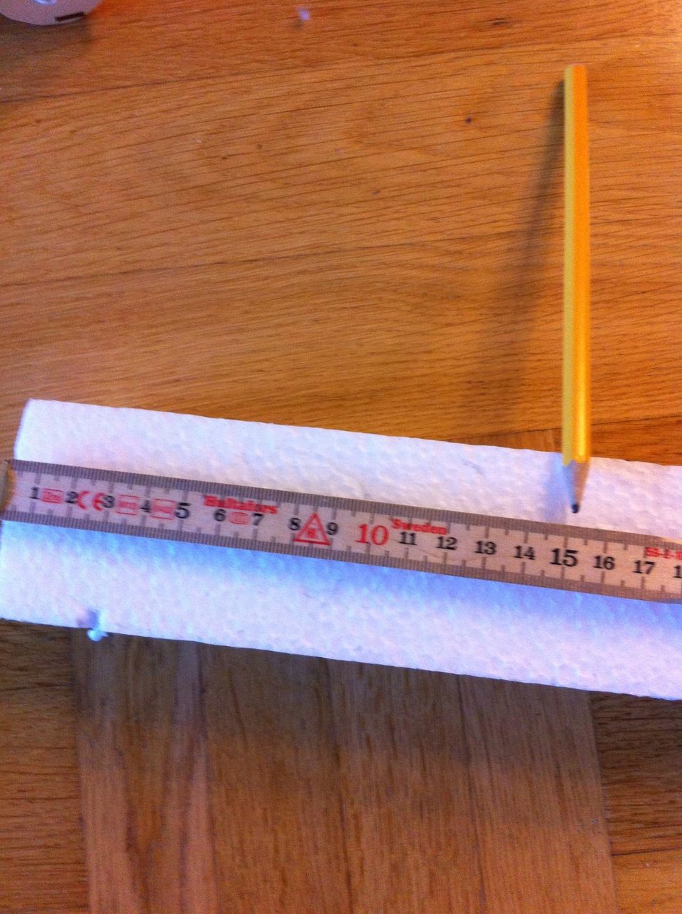 M\u00e4t upp en bit frigolit p\u00e5 ca 15 cm