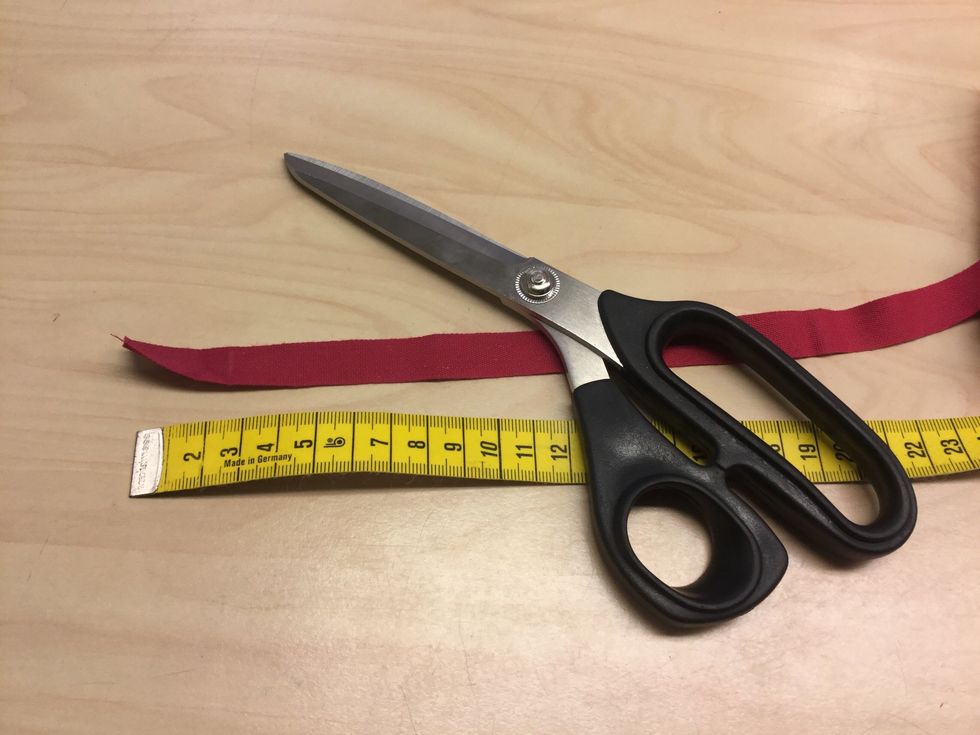 M\u00e4t ut 10 cm av bomullsbandet och klipp av.
