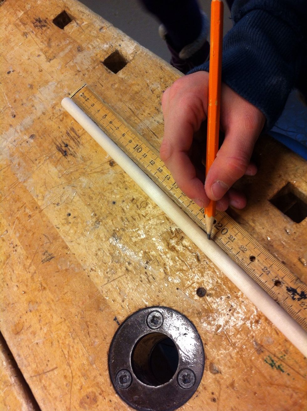 M\u00e4t ut 20cm p\u00e5 en rundstav i bj\u00f6rk. Rundstaven ska vara 10mm i diameter.