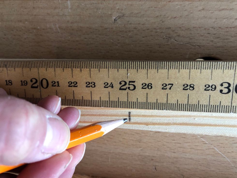 M\u00e4t ut 2x 250 mm p\u00e5 b\u00e5da plankorna. Det ska bli fyra bitar totalt