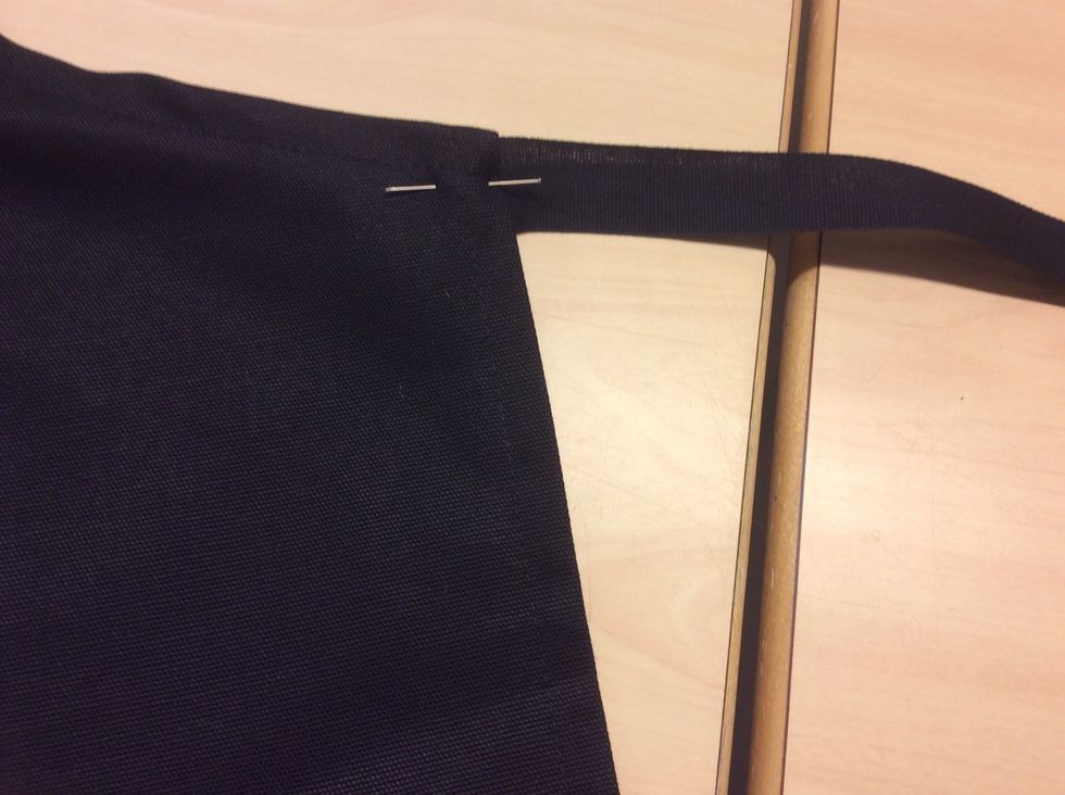 M\u00e4t ut 3 stycken band som \u00e4r 50 cm l\u00e5nga till knytbanden runt midjan och till halsen. N\u00e5la fast dem p\u00e5 f\u00f6rkl\u00e4det och sy fast dem med raks\u00f6m. Sy g\u00e4rna fram-tillbaka-fram f\u00f6r att det ska h\u00e5lla bra.