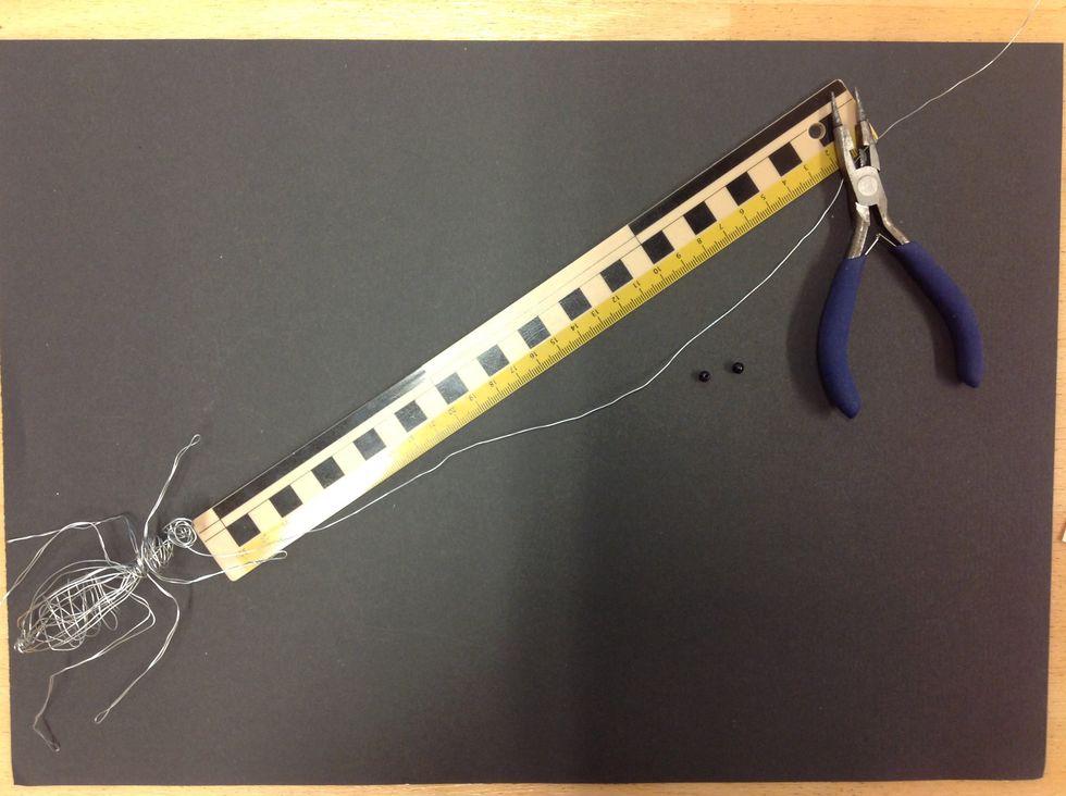 M\u00e4t ut 30 cm och klipp av metalltr\u00e5den.