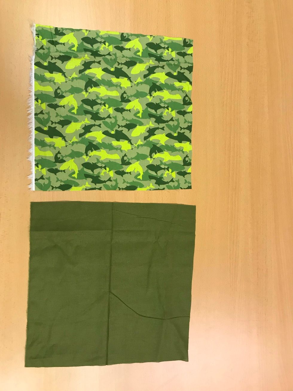 M\u00e4t ut 30x30 cm p\u00e5 enf\u00e4rgat tyg och klipp ut.