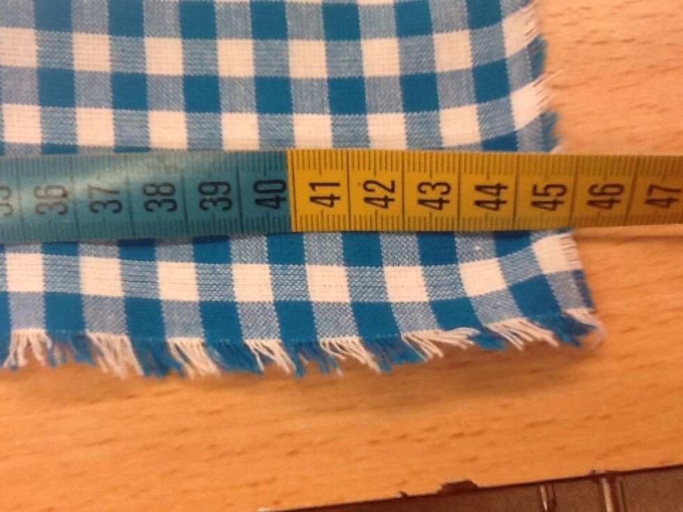 M\u00e4t ut 45 cm \u00e5t ena h\u00e5llet p\u00e5 tyget och..