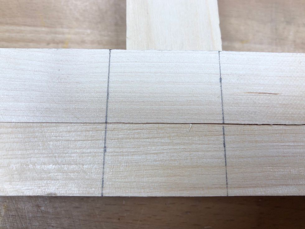 M\u00e4t ut br\u00e4dans tjocklek och Dra ett rakt streck med hj\u00e4lp av en vinkelhake.