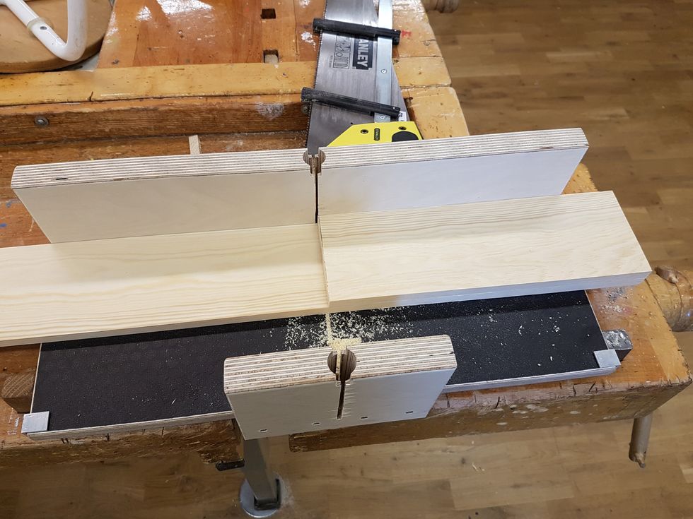 M\u00e4t ut din n\u00e4sta bit genom att anv\u00e4nda din s\u00e5gade bit som mall. Ska du ha en helt kvadratisk l\u00e5da \u00e4r det viktigt att alla delar \u00e4r precis lika l\u00e5nga!