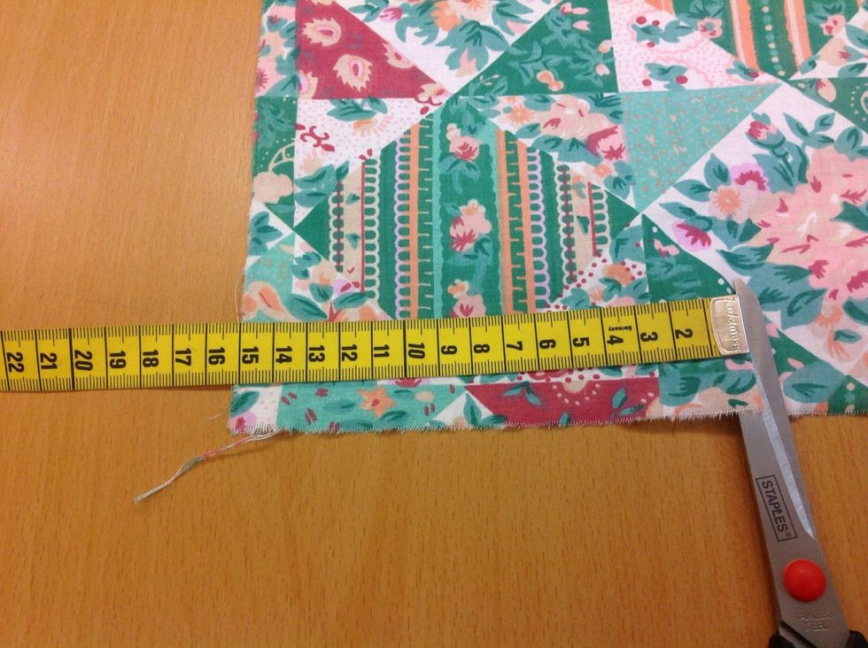 M\u00e4t ut en bit tyg som \u00e4r 15 cm bred och 100 cm l\u00e5ng. Klipp ett litet jack i kanten