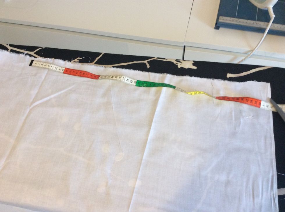 M\u00e4t ut en it till kantremsan. Den ska vara 26 cm bred och 62 cm l\u00e5ng.