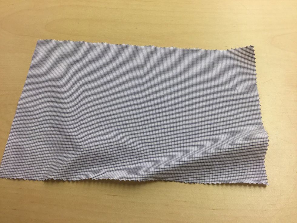 M\u00e4t ut hur stort fodral du vill sy. V\u00e4lj tyg till ditt fodral.