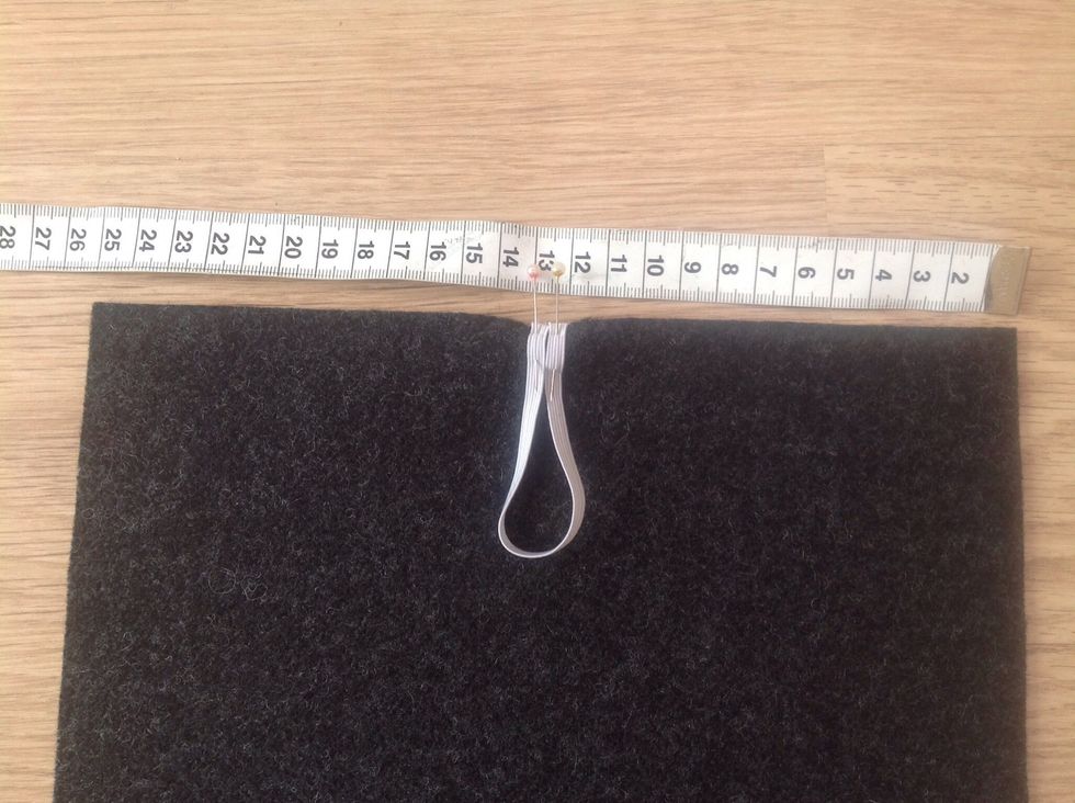 M\u00e4t ut mitten och n\u00e5la fast ett res\u00e5rband (ca 12 cm l\u00e5ngt) som bilden visar.