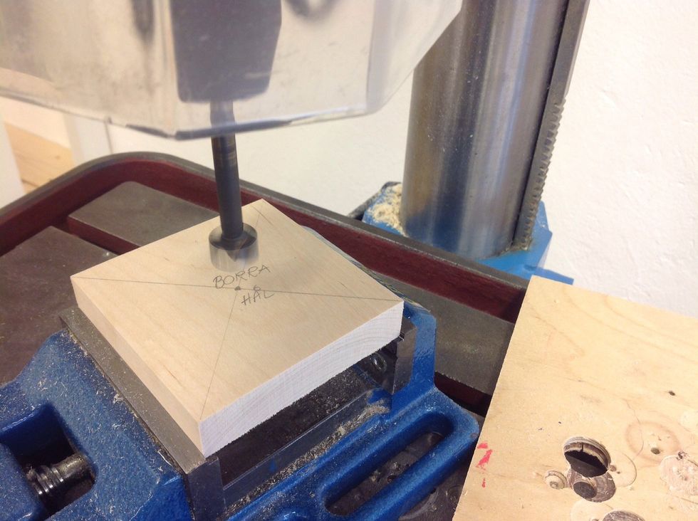 M\u00e4t ut mitten p\u00e5 en kvadrat och borra h\u00e5l. Titta p\u00e5 bilden f\u00f6r att klura ut hur man m\u00e4rker ut mitten.