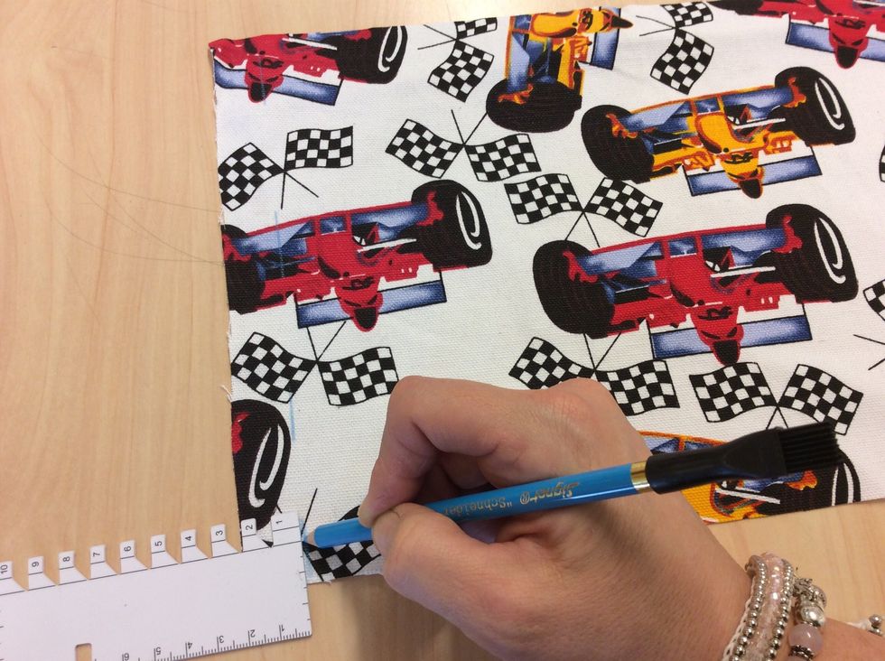 M\u00e4t ut och rita 2 cm in p\u00e5 en av kortsidorna. G\u00f6r s\u00e5 p\u00e5 b\u00e5da tygerna