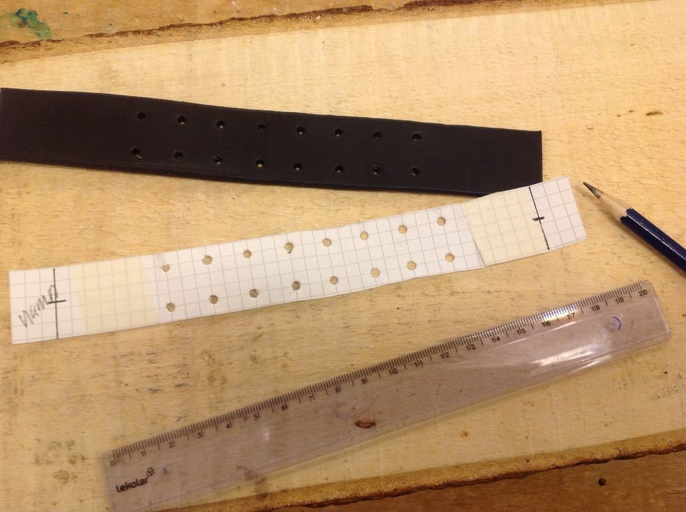 M\u00e4t ut p\u00e5 mallen var du ska s\u00e4tta dina tryckknappar. 1 cm fr\u00e5n ytterkanten och exakt p\u00e5 mitten om du ska ha en tryckknapp. Har du bredare armband kanske du ska ha tv\u00e5 tryckknappar.