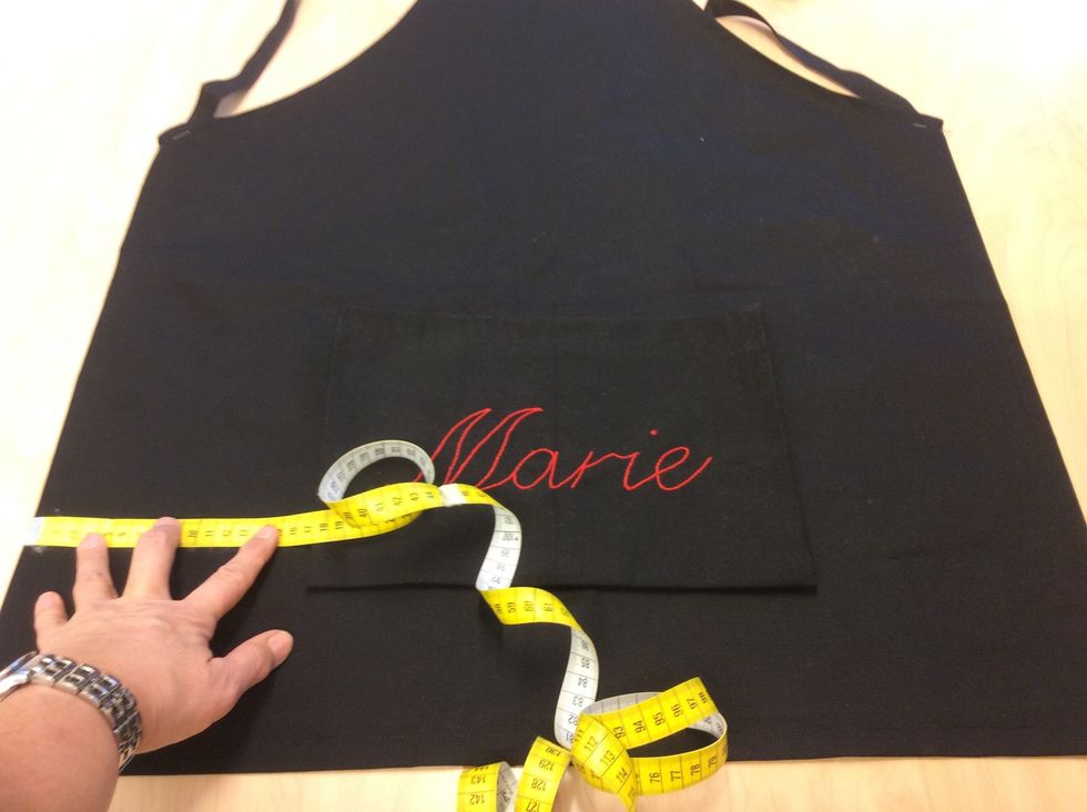 M\u00e4t ut s\u00e5 att fickan kommer p\u00e5 mitten av f\u00f6rkl\u00e4det och n\u00e5la fast fickan d\u00e4r du vill ha den.