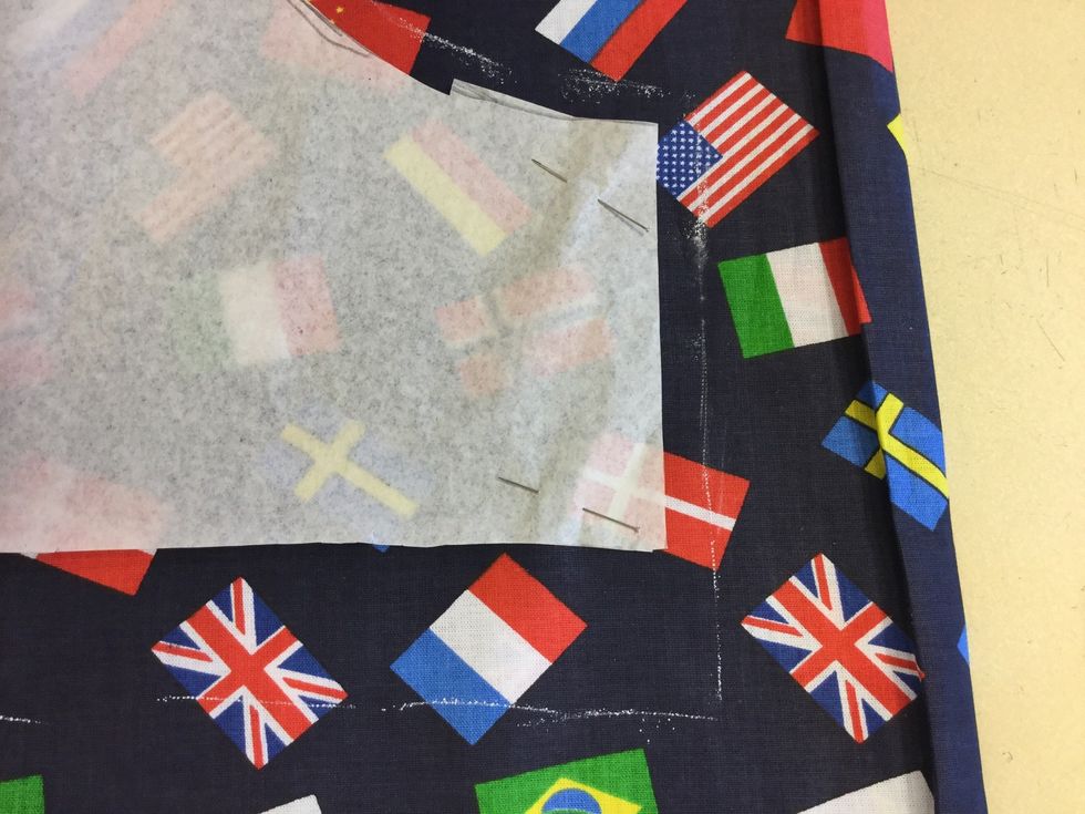 M\u00e4t ut s\u00f6msm\u00e5n. 3 cm vid byxbenen och sen 1 cm s\u00f6msm\u00e5n p\u00e5 de andra kanterna