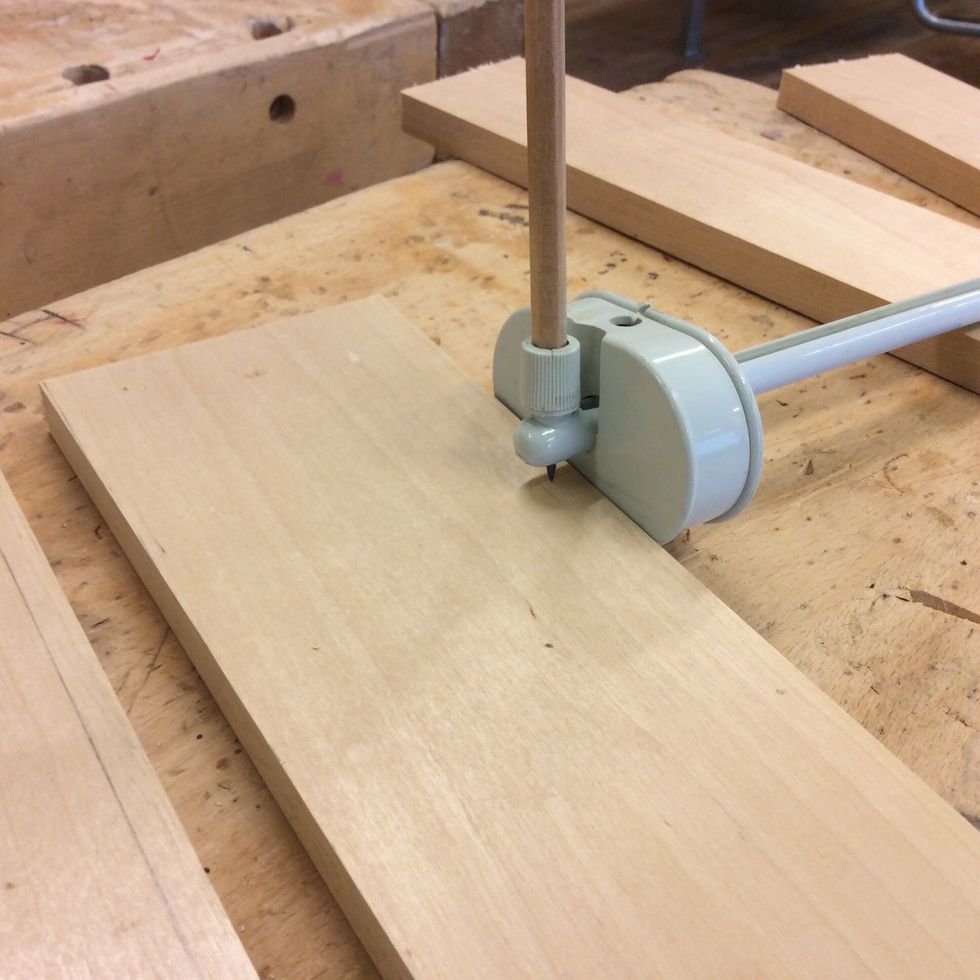 M\u00e4t ut var du skall borra, anv\u00e4nd strykm\u00e5tt. F\u00f6r att markera mitten om du anv\u00e4nder en br\u00e4da som \u00e4r 15mm tjock, st\u00e4ll in p\u00e5 7,5mm.