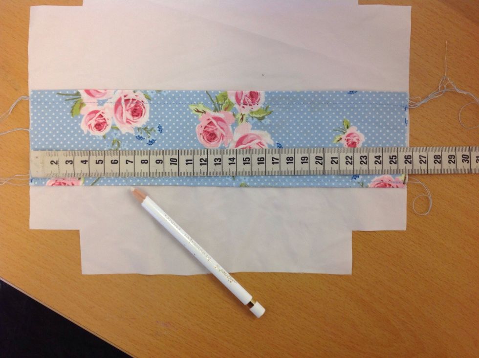 M\u00e4t ut var du vill ha dina fickor och markera med en penna f\u00f6r tyg.