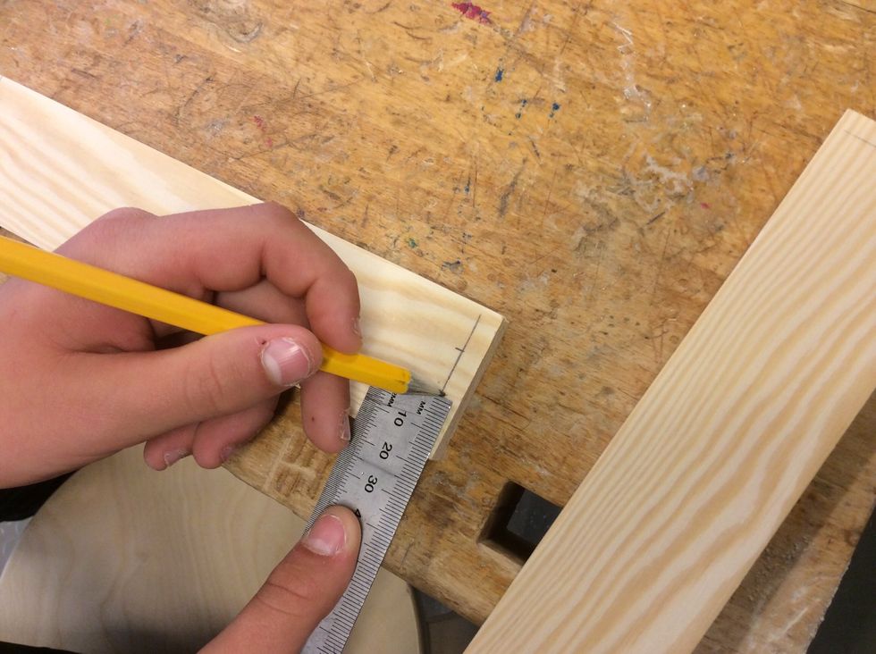 M\u00e4tt in s\u00e5 att skruvarna kommer p\u00e5 samma st\u00e4lle.