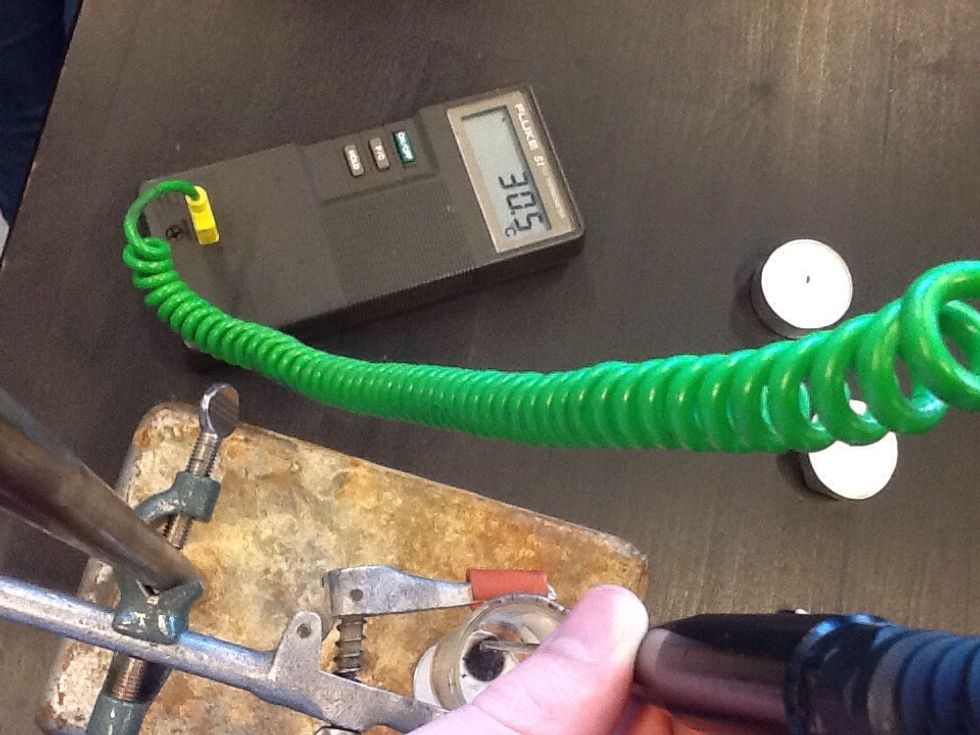 M\u00e5l temperaturen p\u00e5 vandet f\u00f8r opvarmning. Vi m\u00e5lte 30,5 grader.