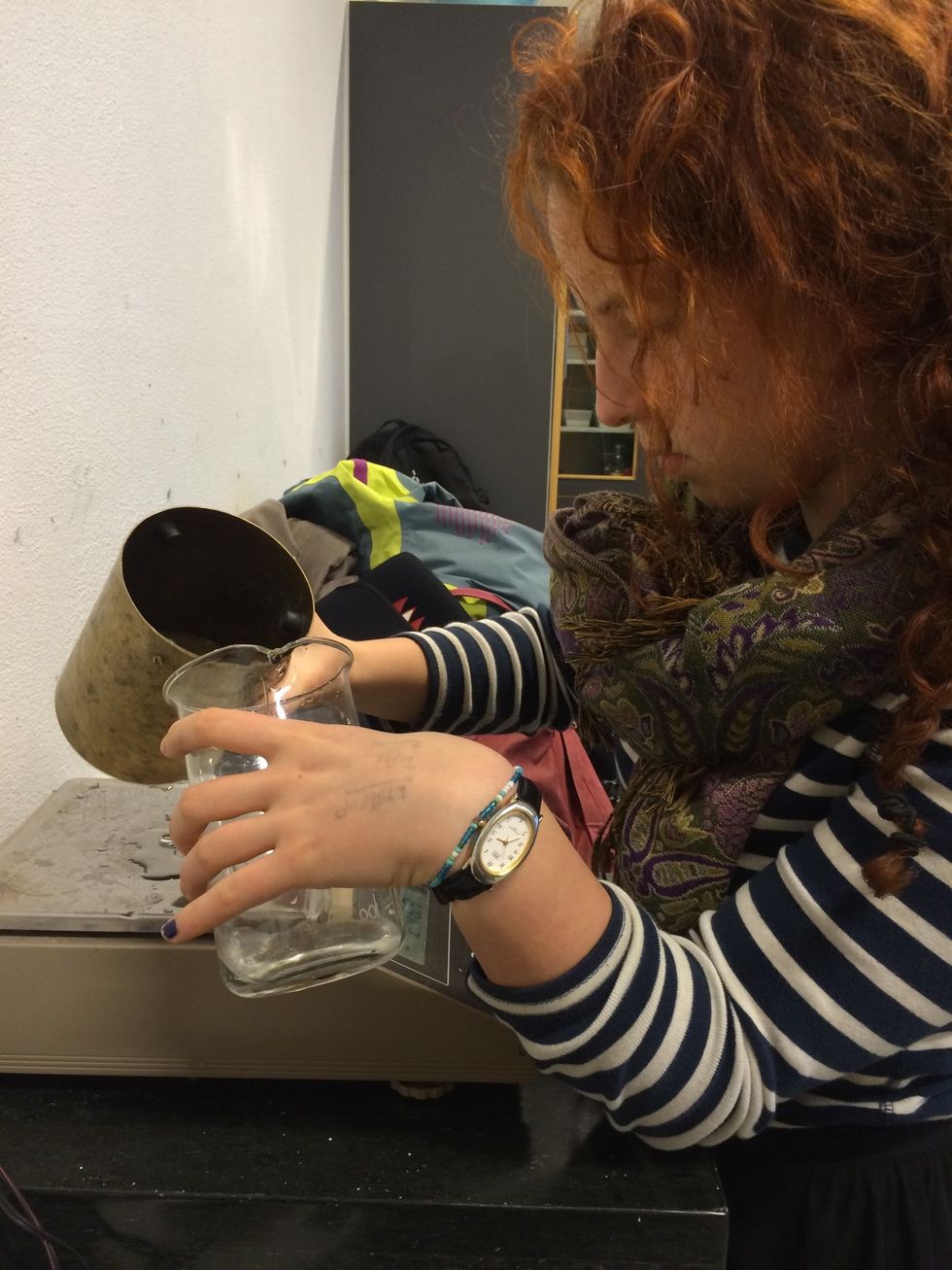 M\u00e5l vandet op. Vi brugte 500 ml vand. Husk vandet ikke m\u00e5 fordampe f\u00f8r spritten har br\u00e6ndt f\u00e6rdig, fordi s\u00e5 kan vi ikke m\u00e5le temperaturen. M\u00e5l vandets starttemperatur. Vores var 19,3 grader celsius