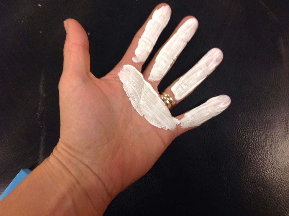 M\u00e5la fyra fingrar och en liten vit av handflatan vit. Anv\u00e4nd ganska mycket f\u00e4rg.