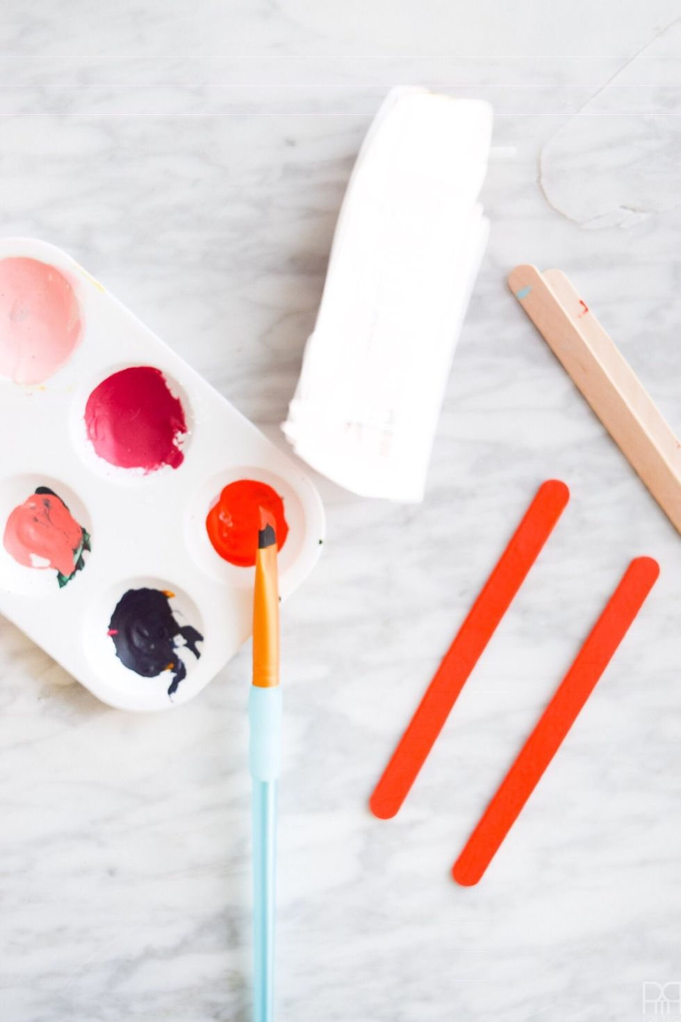 M\u00e5la glasspinnarna med vattenf\u00e4rg.