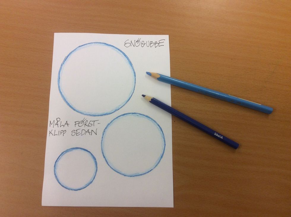 M\u00e5la med f\u00e4rgpennor, f\u00f6rst en smal kant med m\u00f6rkbl\u00e5 och sedan lite svagare med ljusbl\u00e5.