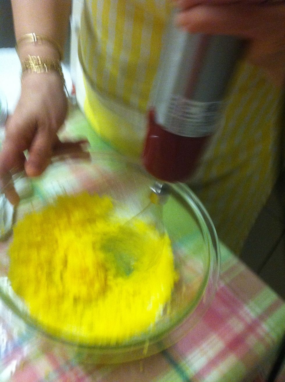 M\u00e9langer jaune d'oeuf, le sucre et la vanille