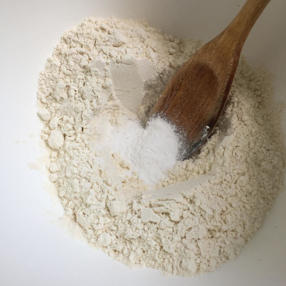 M\u00e9langer la farine et la levure \u00e0 l'aide d'une cuill\u00e8re en bois.