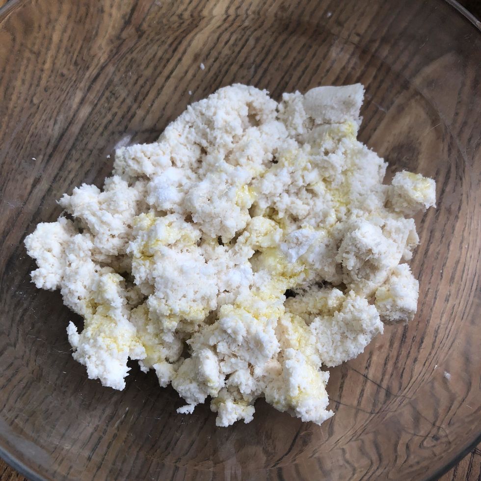 M\u00e9langer le manioc essor\u00e9 avec une pinc\u00e9e de sel, une pinc\u00e9e de levure et un filet d'huile d'olive.