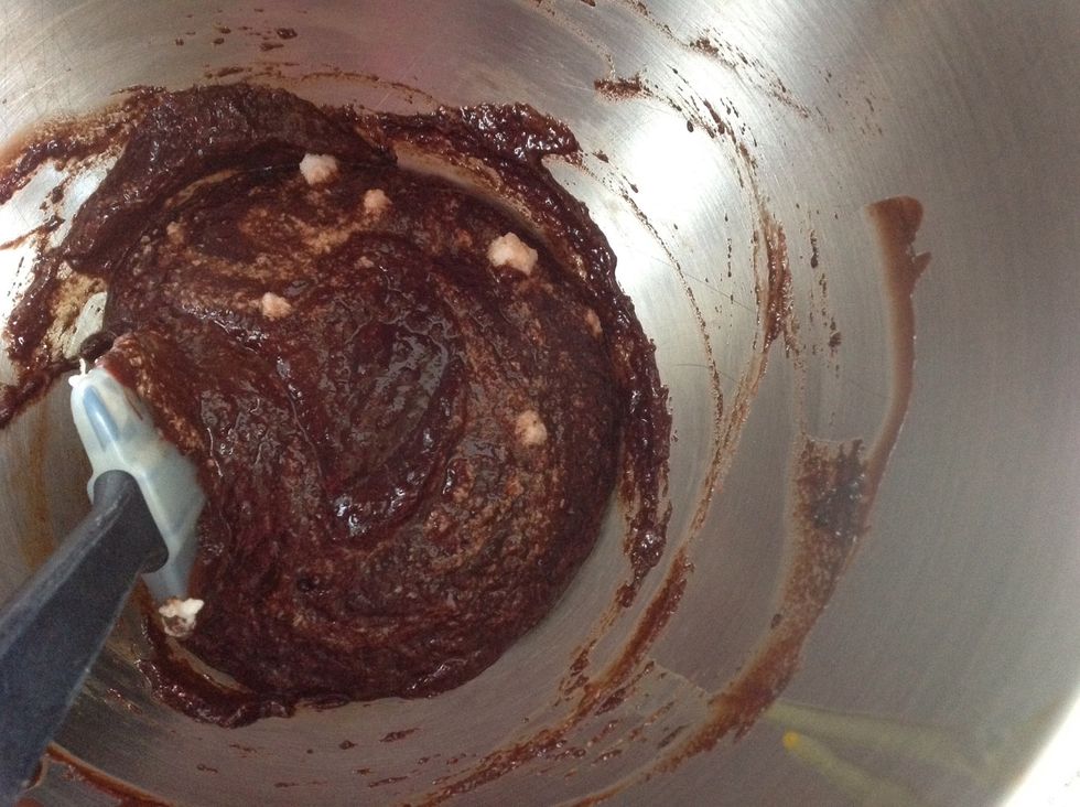 M\u00e9langer le reste des blancs avec le reste du chocolat