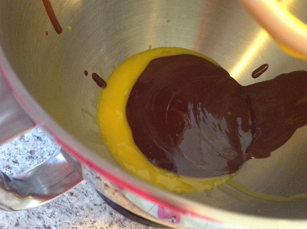 M\u00e9langer les jaunes au chocolat. Attention, le chocolat ne doit pas \u00eatre trop chaud!