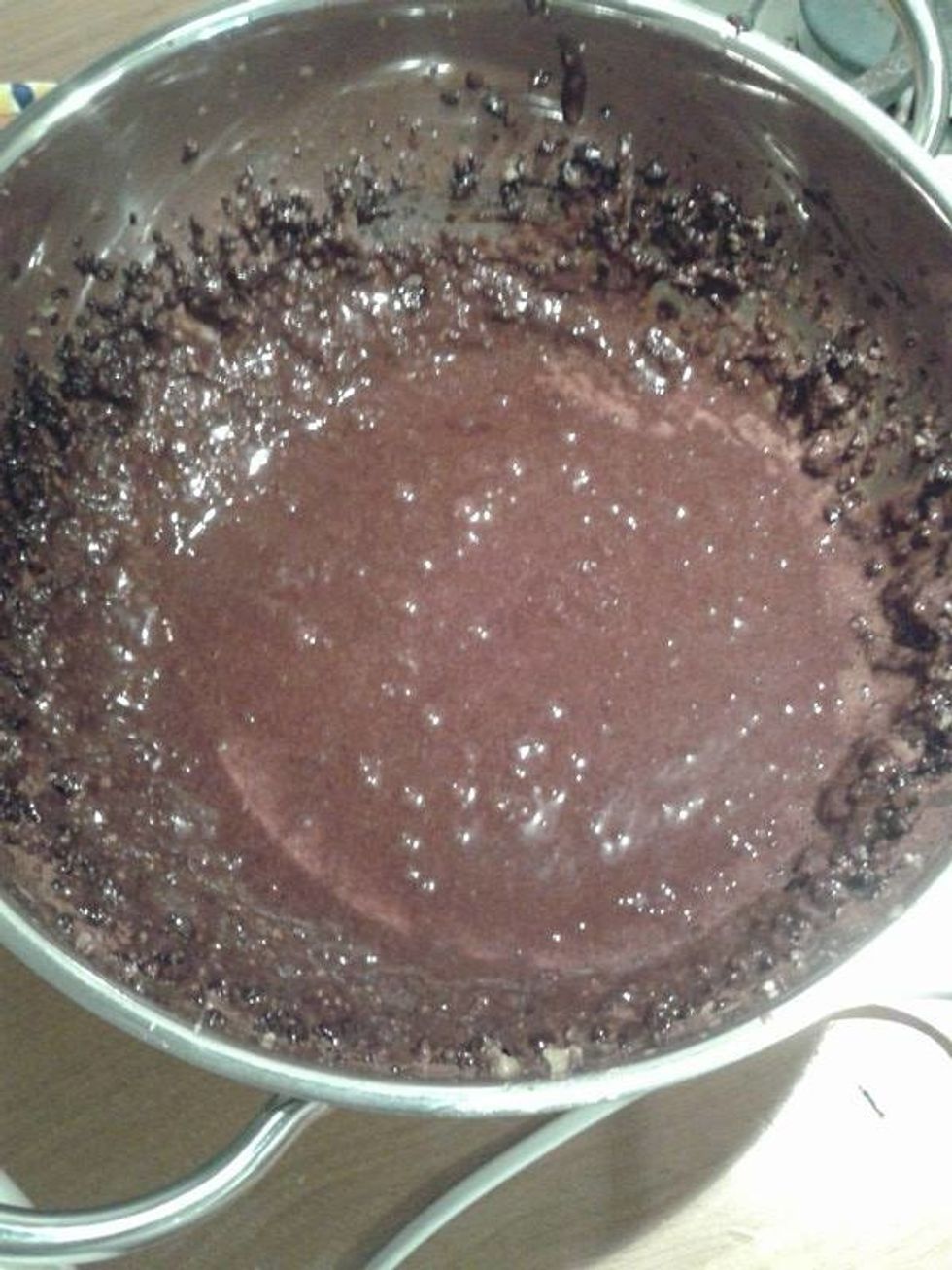 m\u00e9langez le jaune d\u2019oeuf et le sucre, puis ajoutez les amandes, la farine, le beurre, la poudre de cacao, \u00bd verre de caf\u00e9 et enfin les blancs d'oeufs