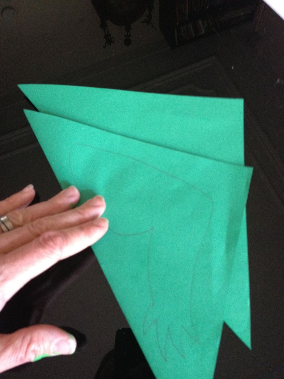 Maak van groen papier vier poten, wij gebruikten vouwblaadjes