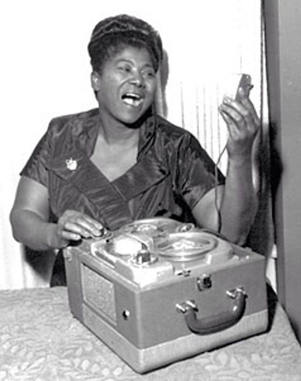 Mahalia Jackson va viure els anys 1911-1972. Va ser una cantant de godspell, pianista, saxofonista i trompetista estatunidenca. En aquesta fotografia apareix Mahalia gravant una de les seves can\u00e7ons.