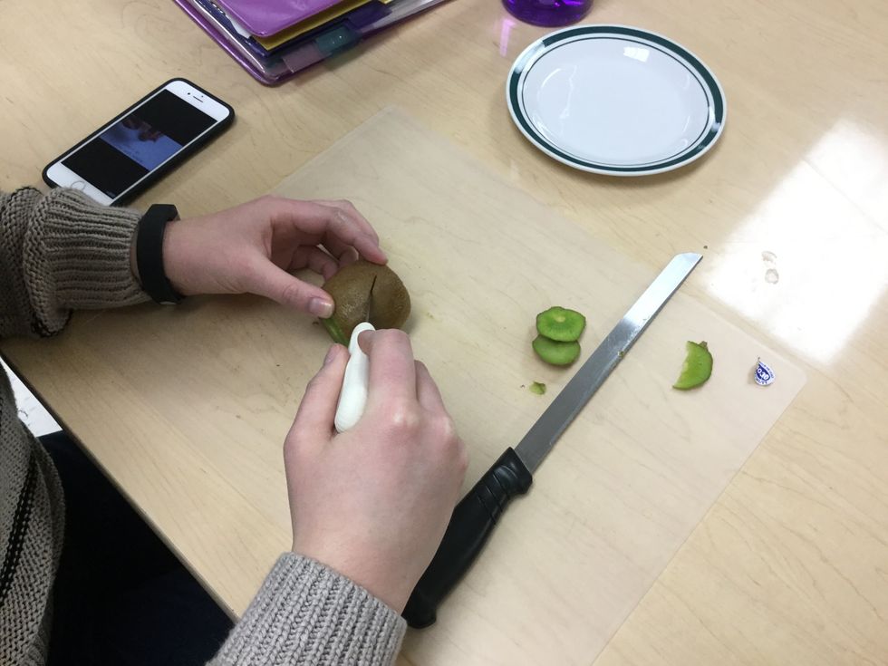 Make 2 cm alternating diagonal cuts into the center of the kiwi (with 2 cm between each incision)