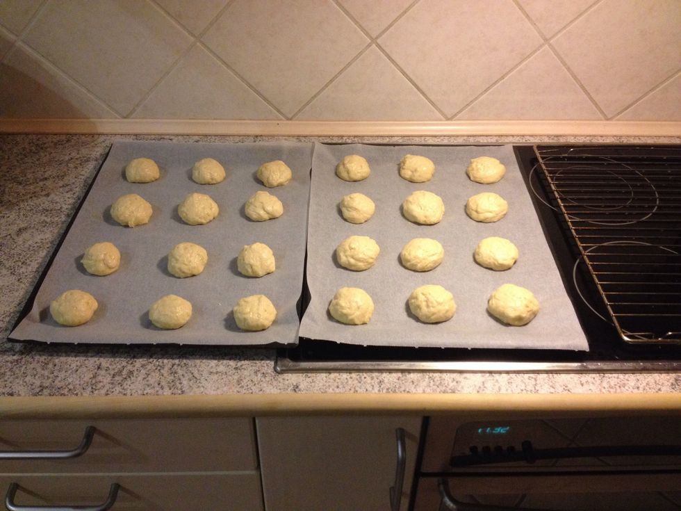 Make 24 buns and place them on a baking trey with baking paper. Let them rice once again for around 15 minutes