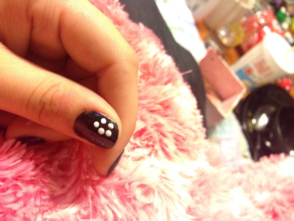 Make 5 small dots in a circle. This is the base of one of your flowers