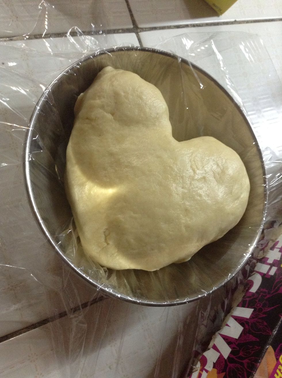 Make a ball ( in this case a made a heart out of fun) and wrap it with cling film. Take it to the refrigerator for about 20 minutes. We need the dough to be cool.