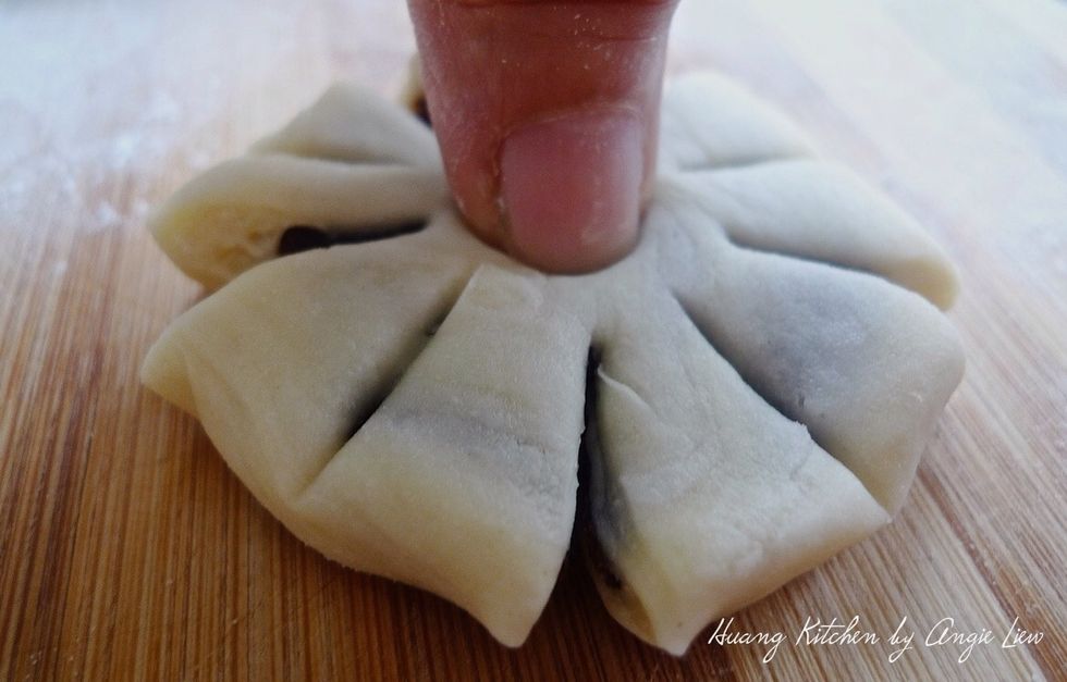 Make a depression in the centre of the plum blossom mooncake.