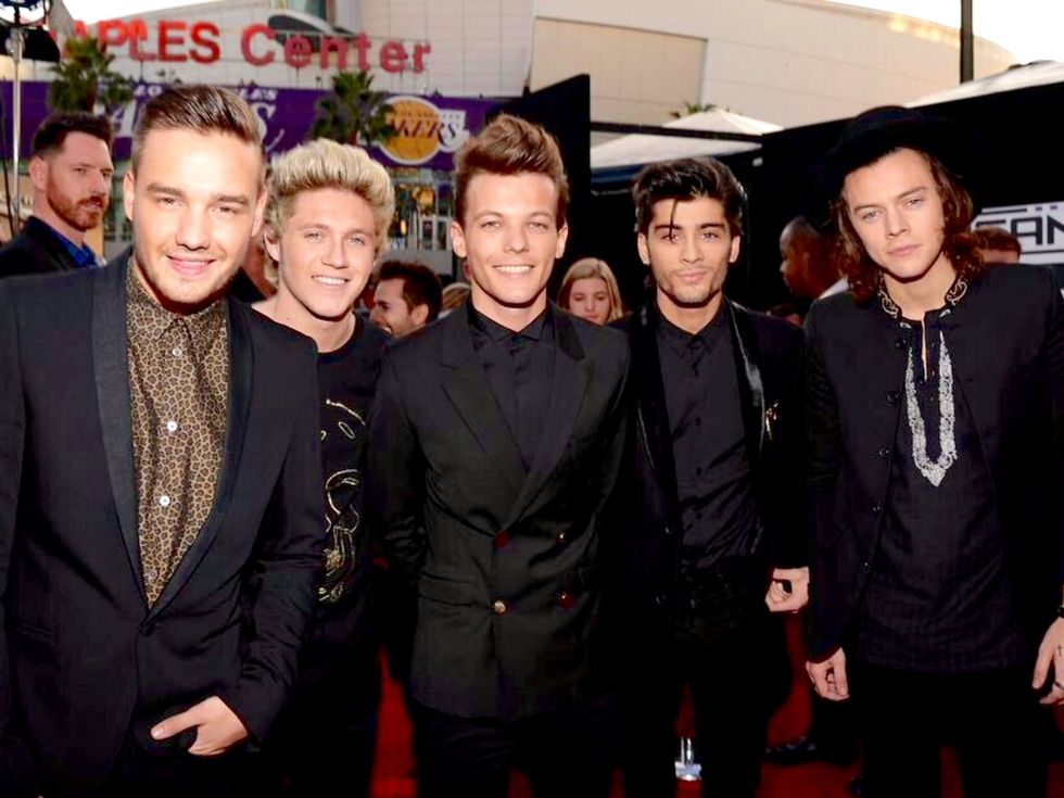 Make a fan account. This step can be completed on Twitter, Vine, or Instagram. Create a brand new account on any of these social media apps. Make sure to have a funny and catchy username.