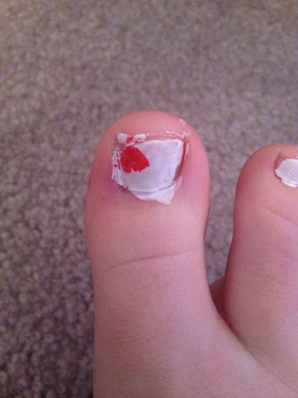 Make a heart on both of your big toes. If you want to, you can put in on smaller toes. Ik just doing my big toes.