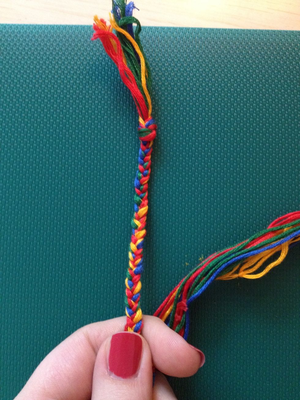 Make a knot and a braid 5 cm long. You'll need to make another one later to finish your bracelet.