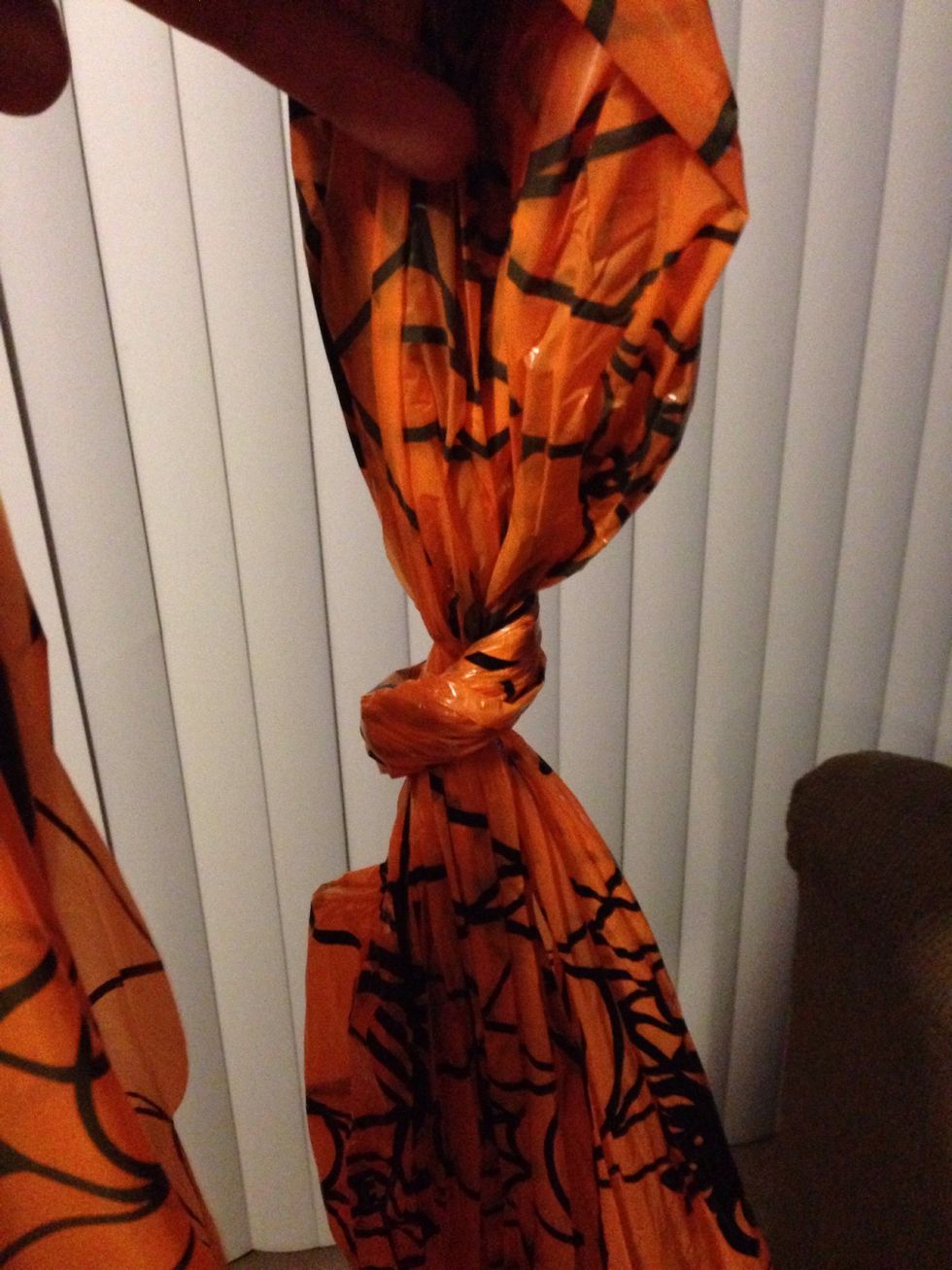 Make a knot in the center of the tablecloth